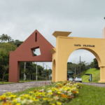 Fundado em 1878 por imigrantes italianos das regiões de Vêneto e Trento, Santa Felicidade é um dos bairros mais tradicionais da capital paranaense. Sua história está intimamente ligada ao desenvolvimento econômico e cultural do Paraná, com forte presença nas áreas da gastronomia, arquitetura e religiosidade.