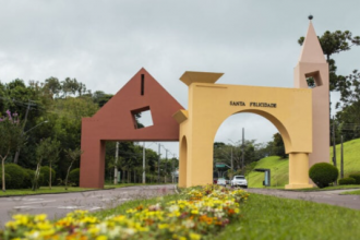 Fundado em 1878 por imigrantes italianos das regiões de Vêneto e Trento, Santa Felicidade é um dos bairros mais tradicionais da capital paranaense. Sua história está intimamente ligada ao desenvolvimento econômico e cultural do Paraná, com forte presença nas áreas da gastronomia, arquitetura e religiosidade.