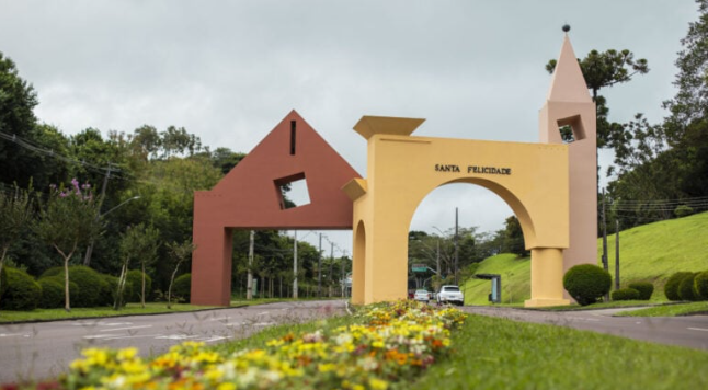 Fundado em 1878 por imigrantes italianos das regiões de Vêneto e Trento, Santa Felicidade é um dos bairros mais tradicionais da capital paranaense. Sua história está intimamente ligada ao desenvolvimento econômico e cultural do Paraná, com forte presença nas áreas da gastronomia, arquitetura e religiosidade.