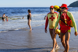 No Brasil, 16 pessoas morrem afogadas por dia, segundo a Sociedade Brasileira de Salvamento Aquático (Sobrasa)