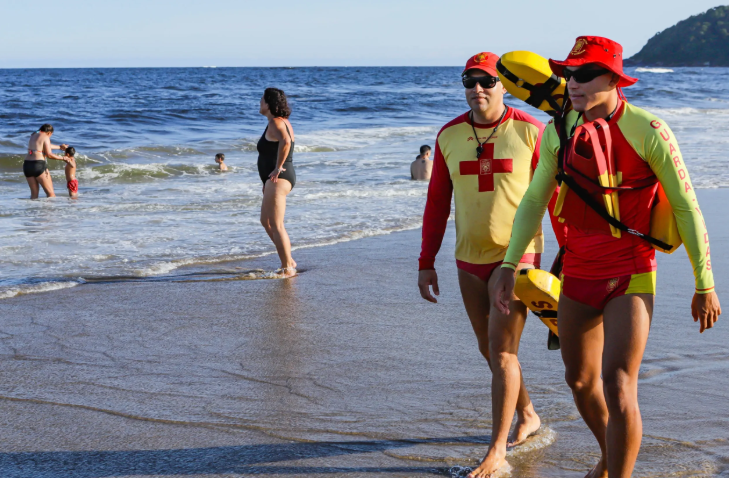No Brasil, 16 pessoas morrem afogadas por dia, segundo a Sociedade Brasileira de Salvamento Aquático (Sobrasa)