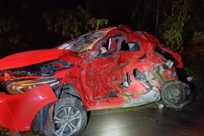 O sinistro aconteceu por volta das 21h20, no km 16 da rodovia, e envolveu um veículo de passeio e um caminhão.