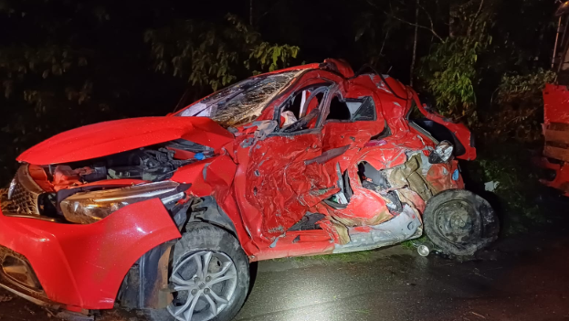 O sinistro aconteceu por volta das 21h20, no km 16 da rodovia, e envolveu um veículo de passeio e um caminhão.