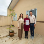 A ação faz parte do programa municipal de regularização fundiária e antecede a grande entrega coletiva que ocorrerá no próximo dia 29 de julho, data do aniversário de 377 anos da cidade.