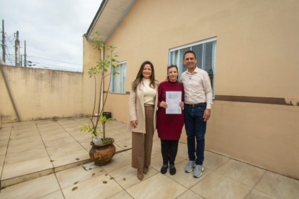 A ação faz parte do programa municipal de regularização fundiária e antecede a grande entrega coletiva que ocorrerá no próximo dia 29 de julho, data do aniversário de 377 anos da cidade.