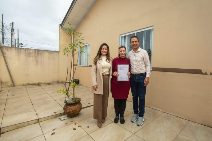 A ação faz parte do programa municipal de regularização fundiária e antecede a grande entrega coletiva que ocorrerá no próximo dia 29 de julho, data do aniversário de 377 anos da cidade.