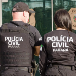 Foram cumpridos três mandados de busca e apreensão na residência do suspeito, onde os policiais encontraram carimbos profissionais falsificados, diplomas falsos de curso superior e mestrado, e outros documentos.