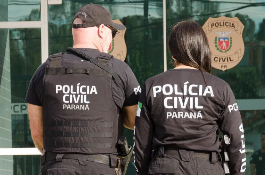 Foram cumpridos três mandados de busca e apreensão na residência do suspeito, onde os policiais encontraram carimbos profissionais falsificados, diplomas falsos de curso superior e mestrado, e outros documentos.