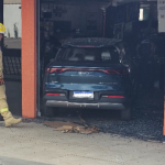 O motorista, de 80 anos, afirmou que acabou se atrapalhando com os pedais do carro automático e entrou dentro do mercado.