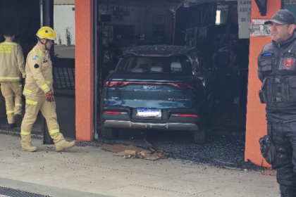 O motorista, de 80 anos, afirmou que acabou se atrapalhando com os pedais do carro automático e entrou dentro do mercado.