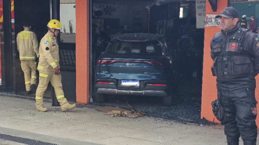 O motorista, de 80 anos, afirmou que acabou se atrapalhando com os pedais do carro automático e entrou dentro do mercado.