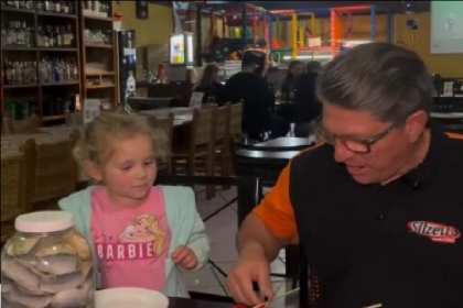 Famoso pelos petiscos raiz, o bar agora aposta em uma versão “romântica” do rollmops, o clássico enroladinho de sardinha em conserva com cebola.