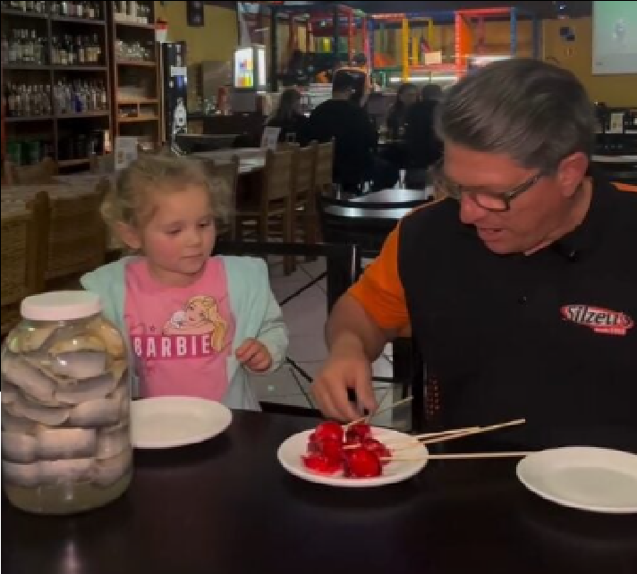Famoso pelos petiscos raiz, o bar agora aposta em uma versão “romântica” do rollmops, o clássico enroladinho de sardinha em conserva com cebola.