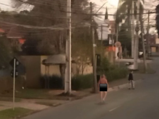 Segundo testemunhas, o homem corria descontroladamente pela via, gritando e agredindo pessoas que passavam pelo local.