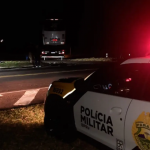 De acordo com a PRE, o ônibus Scania cruzava a pista de rolamento, no trevo, da direita para a esquerda, e não respeitou a sinalização de “Pare”.