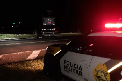 De acordo com a PRE, o ônibus Scania cruzava a pista de rolamento, no trevo, da direita para a esquerda, e não respeitou a sinalização de “Pare”.
