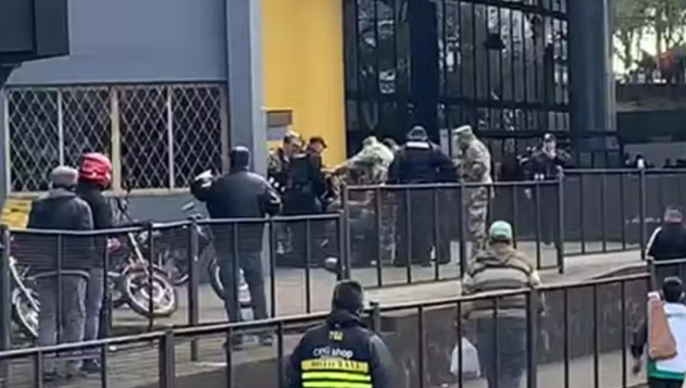 O suspeito, de nacionalidade paraguaia, foi atingido por tiros durante a reação, imobilizado e socorrido.