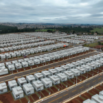 O principal eixo do programa é o subsídio de R$ 20 mil para custear a entrada de famílias com até quatro salários mínimos, viabilizando as contratações habitacionais via Caixa Econômica Federal.