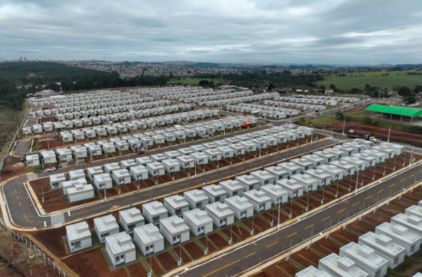 O principal eixo do programa é o subsídio de R$ 20 mil para custear a entrada de famílias com até quatro salários mínimos, viabilizando as contratações habitacionais via Caixa Econômica Federal.