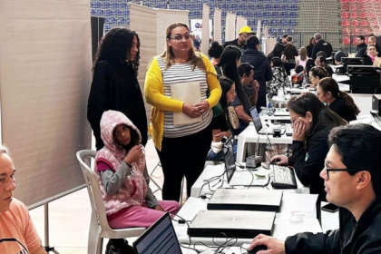 Foram 4.678 atendimentos só no primeiro dia, entre emissão de documentos, encaminhamento para vagas de empregos, serviços de saúde, turismo, defensoria pública e assistência social.