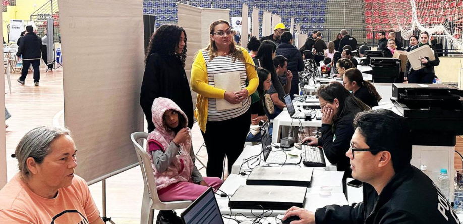 Foram 4.678 atendimentos só no primeiro dia, entre emissão de documentos, encaminhamento para vagas de empregos, serviços de saúde, turismo, defensoria pública e assistência social.