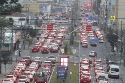 O número de condutores no estado avançou 2,6 vezes mais que a população paranaense no período analisado.