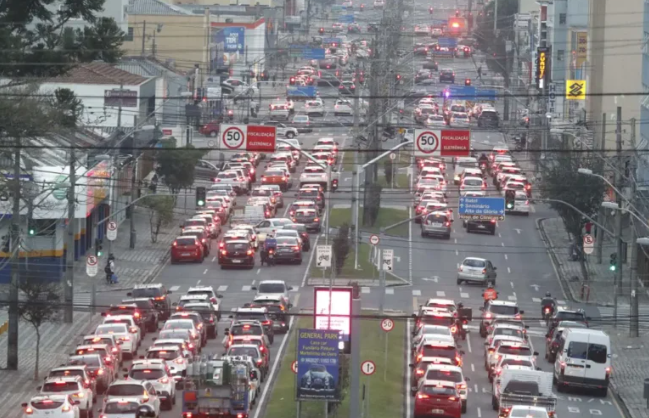 O número de condutores no estado avançou 2,6 vezes mais que a população paranaense no período analisado.