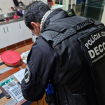 Segundo a investigação, a parlamentar recebeu diárias e inscrição para um curso em Curitiba, mas não compareceu. A empresa que emitiu o certificado pertenceria a um ex-vereador de Céu Azul, no Oeste do Estado, e teria fornecido documentos falsos para justificar a prestação de contas.