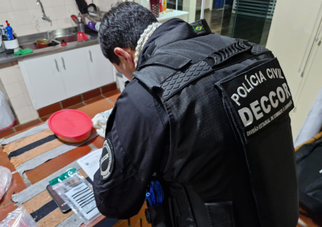 Segundo a investigação, a parlamentar recebeu diárias e inscrição para um curso em Curitiba, mas não compareceu. A empresa que emitiu o certificado pertenceria a um ex-vereador de Céu Azul, no Oeste do Estado, e teria fornecido documentos falsos para justificar a prestação de contas.