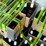Os produtos foram encontrados no comércio local e apresentavam origem desconhecida, ausência de nota fiscal e rotulagem fora dos padrões exigidos por lei.
