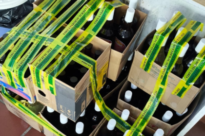Os produtos foram encontrados no comércio local e apresentavam origem desconhecida, ausência de nota fiscal e rotulagem fora dos padrões exigidos por lei.