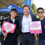 Equipes técnicas estão presentes ao longo da semana nos horários de entrada e saída de colégios para abordar estudantes e pais, conversar sobre leis de trânsito e entregar materiais informativos, em diversas cidades do Estado.