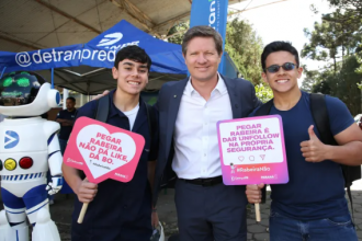 Equipes técnicas estão presentes ao longo da semana nos horários de entrada e saída de colégios para abordar estudantes e pais, conversar sobre leis de trânsito e entregar materiais informativos, em diversas cidades do Estado.
