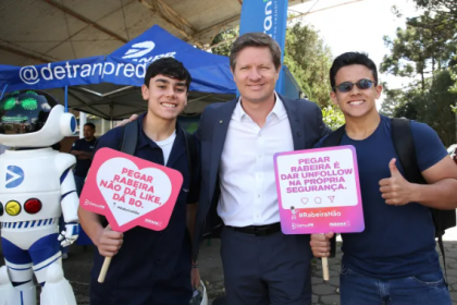 Equipes técnicas estão presentes ao longo da semana nos horários de entrada e saída de colégios para abordar estudantes e pais, conversar sobre leis de trânsito e entregar materiais informativos, em diversas cidades do Estado.