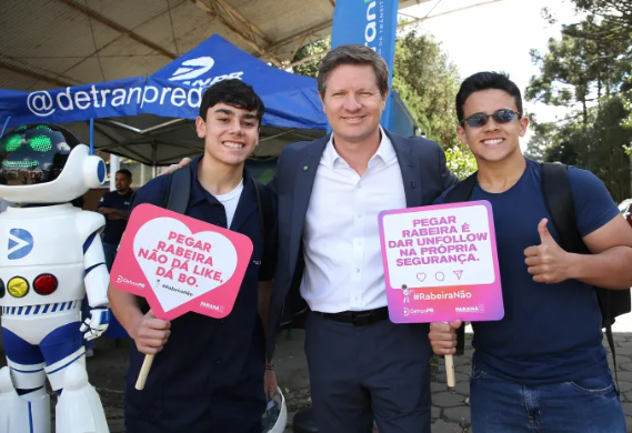 Equipes técnicas estão presentes ao longo da semana nos horários de entrada e saída de colégios para abordar estudantes e pais, conversar sobre leis de trânsito e entregar materiais informativos, em diversas cidades do Estado.