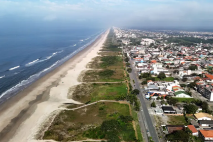 A revitalização da orla de Matinhos está praticamente concluída e a ponte de Guaratuba deve ficar pronta até o ano que vem.