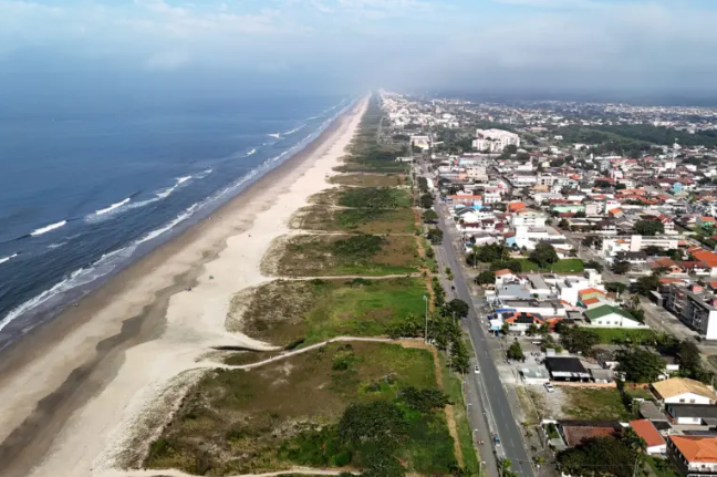 A revitalização da orla de Matinhos está praticamente concluída e a ponte de Guaratuba deve ficar pronta até o ano que vem.