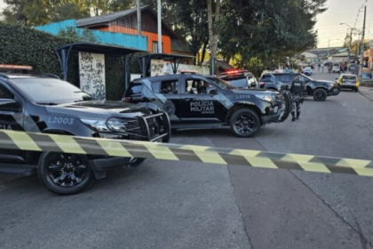 Durante a tentativa de abordagem, o suspeito reagiu com disparos de arma de fogo e foi alvejado pelos policiais.