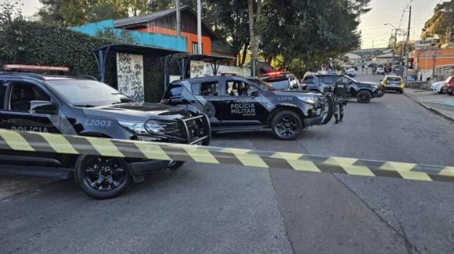 Durante a tentativa de abordagem, o suspeito reagiu com disparos de arma de fogo e foi alvejado pelos policiais.