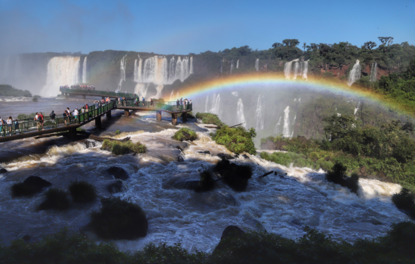 O conjunto de quedas d'água está concorrendo com atrações como Machu Picchu, no Peru, o Cristo Redentor, no Rio de Janeiro, e outros destinos naturais.