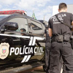 A prisão está relacionada exclusivamente ao processo criminal que investigou a morte da mulher. O autor foi denunciado, julgado e condenado por esse crime.