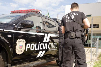 A prisão está relacionada exclusivamente ao processo criminal que investigou a morte da mulher. O autor foi denunciado, julgado e condenado por esse crime.