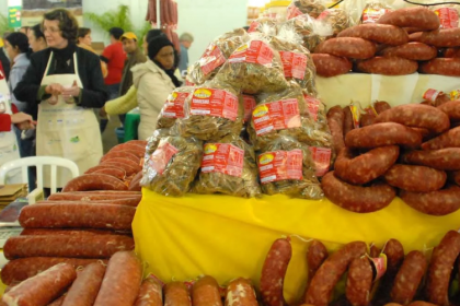 Com uma expectativa de 50 mil visitantes, a feira é uma oportunidade única para o público de Curitiba comprar diretamente do produtor itens como queijos, vinhos, embutidos, geleias, doces, mel e artesanato.