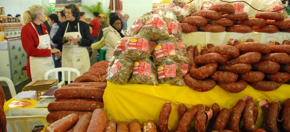 Com uma expectativa de 50 mil visitantes, a feira é uma oportunidade única para o público de Curitiba comprar diretamente do produtor itens como queijos, vinhos, embutidos, geleias, doces, mel e artesanato.