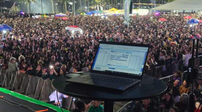 O sorteio aconteceu momentos antes do show nacional com o grupo Raça Negra, atração principal da noite, e premiou dez contribuintes que estavam com seus débitos em dia junto ao Município.