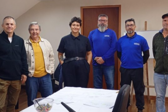 A equipe de engenharia responsável pelo levantamento topográfico para a elaboração de um novo projeto de pavimentação asfáltica.