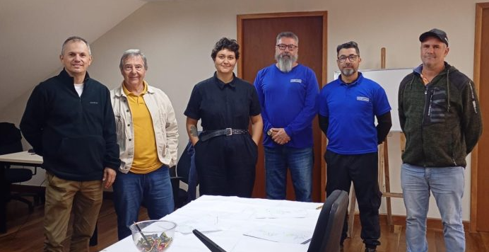 A equipe de engenharia responsável pelo levantamento topográfico para a elaboração de um novo projeto de pavimentação asfáltica.