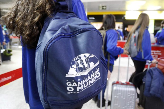 Iniciativa do Governo do Paraná, desenvolvida pela Secretaria da Educação, o programa proporciona aos alunos da rede pública aprendizado cultural e acadêmico, aprimoramento do idioma inglês e desenvolvimento de autonomia, além de formar uma rede de jovens líderes para atuar nas escolas da rede pública estadual.