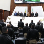 Proposta pelo deputado Soldado Adriano José (PP), a cerimônia celebrou os 112 anos da instituição, completados no último dia 24. Instrutores, comandantes, praças e outros integrantes da corporação prestigiaram a cerimônia realizada no Plenário e refletiram sobre a trajetória e o papel que a instituição cumpre hoje na sociedade paranaense.