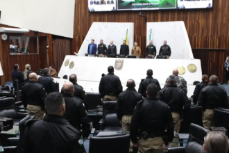 Proposta pelo deputado Soldado Adriano José (PP), a cerimônia celebrou os 112 anos da instituição, completados no último dia 24. Instrutores, comandantes, praças e outros integrantes da corporação prestigiaram a cerimônia realizada no Plenário e refletiram sobre a trajetória e o papel que a instituição cumpre hoje na sociedade paranaense.